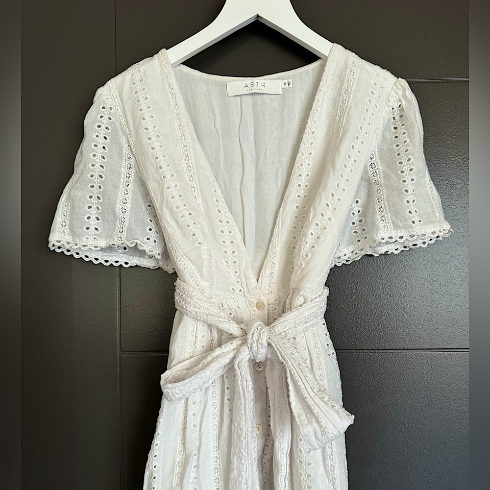 ASTR the label short sleeve lace white midi dress